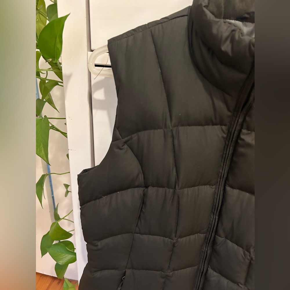 NWT Eddie Bauer women’s medium black classic down puffer vest w/adjustable snaps - Picture 4 of 9